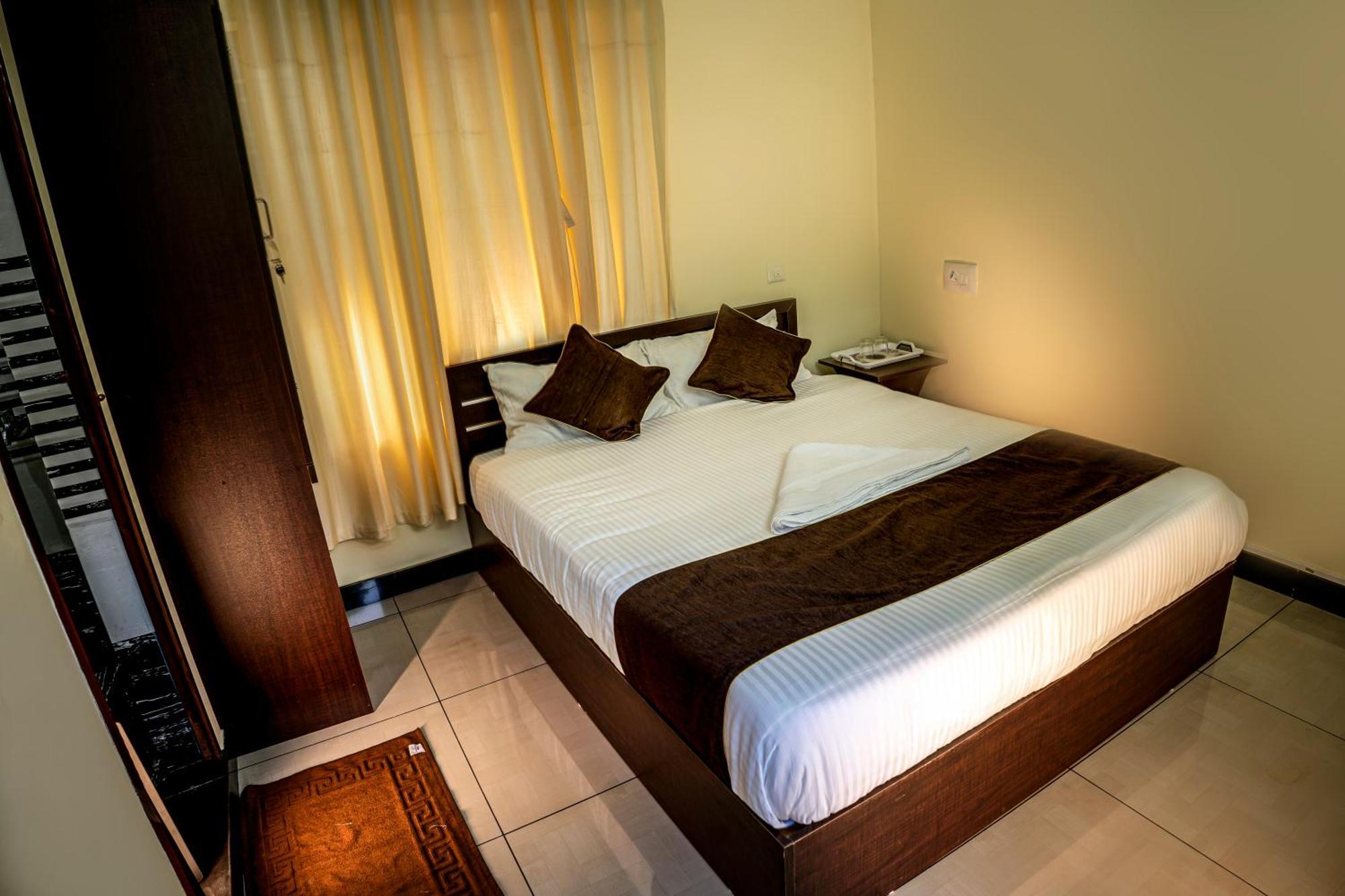 Akr Residency Hotel Kazhakuttam Екстериор снимка