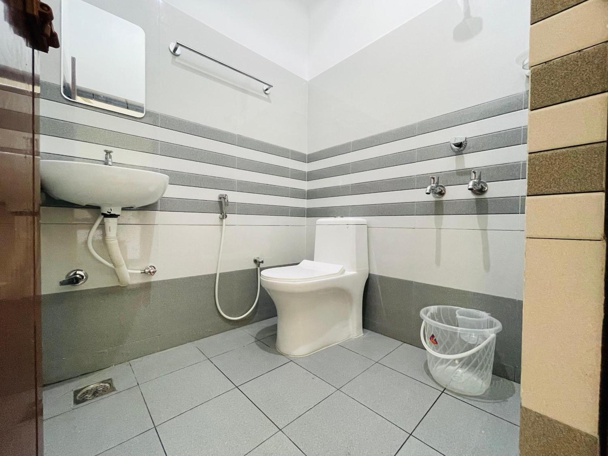Akr Residency Hotel Kazhakuttam Екстериор снимка