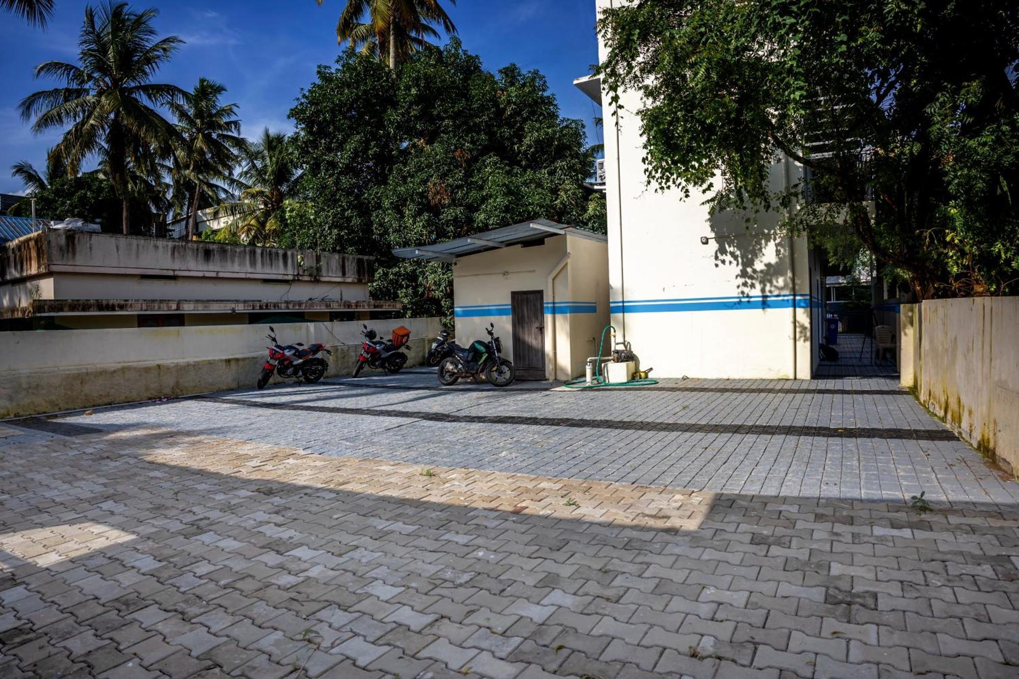 Akr Residency Hotel Kazhakuttam Екстериор снимка