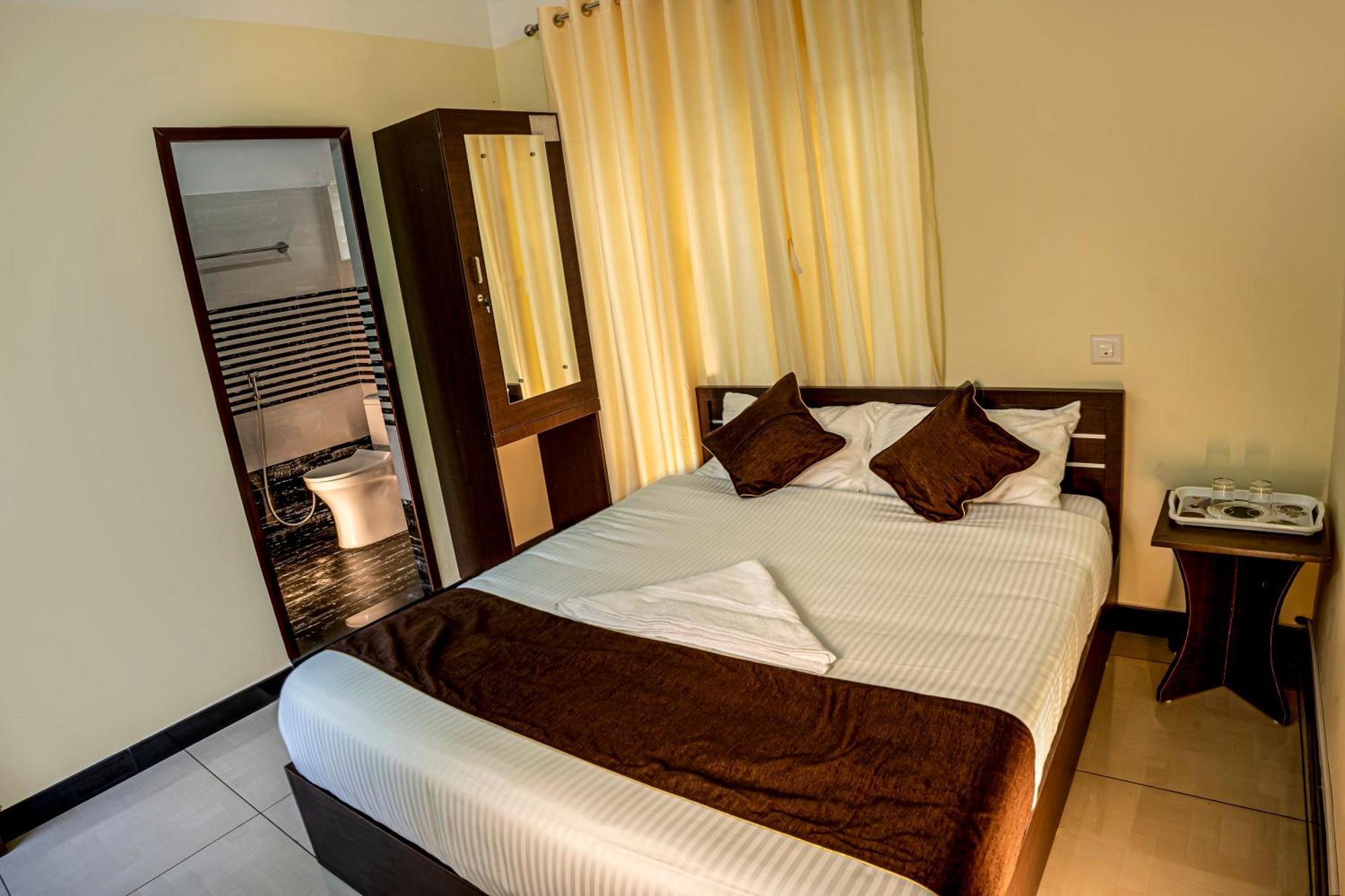 Akr Residency Hotel Kazhakuttam Екстериор снимка