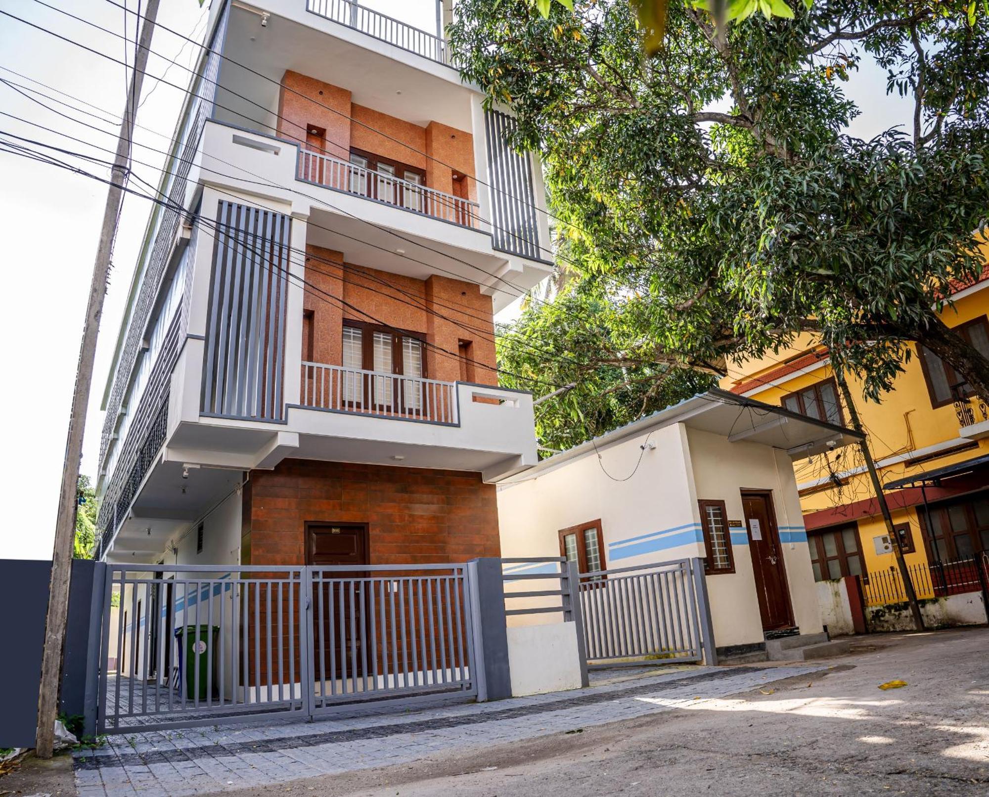 Akr Residency Hotel Kazhakuttam Екстериор снимка
